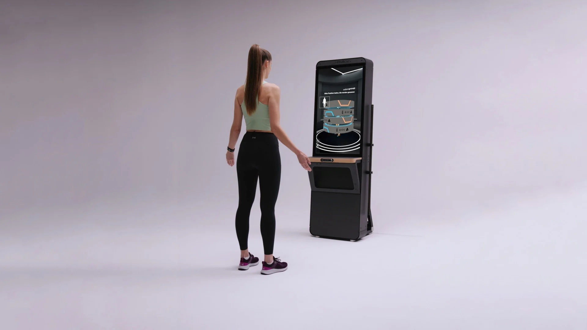 Persoon scant polsbandje bij slim fitnessapparaat